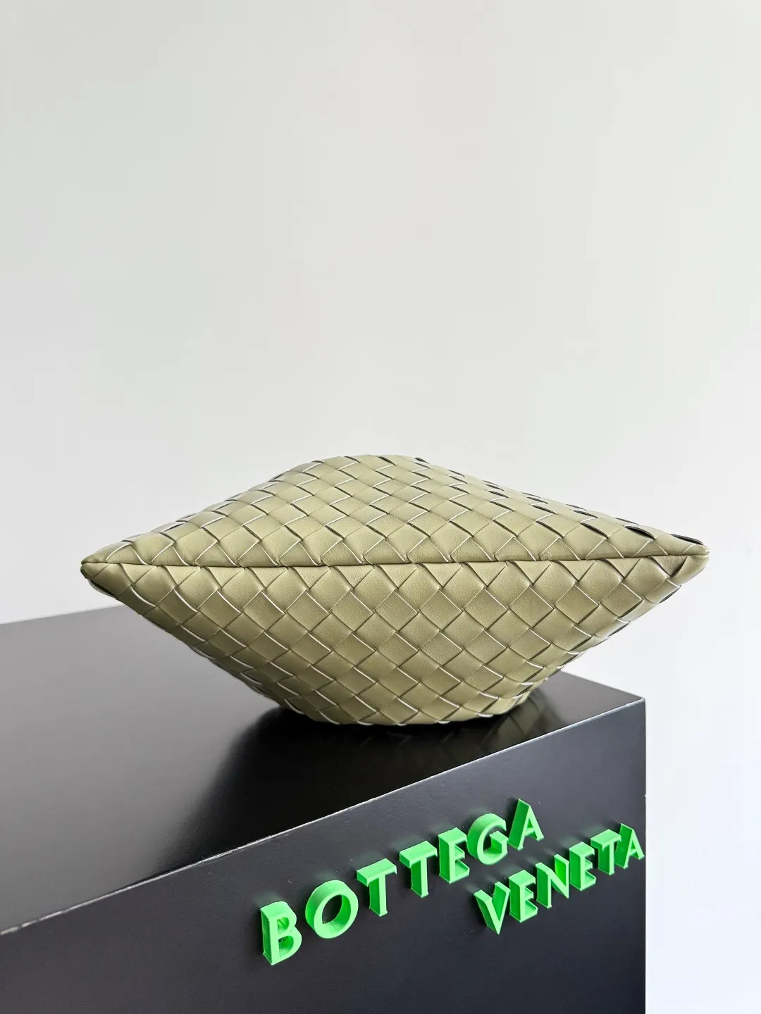 Batch 1560 Armpit bags have become a fashionable item that every girl has in their hands in recent years🛍️. The elegant and simple style has won the love of many people of different ages. However, there is an unavoidable trouble with armpit bags, that is, the capacity is too small, and BOTTEGA VENETA’s new Dustbag Considering people's travel needs, the capacity of garbage bags has been greatly upgraded. Folding umbrellas, water cups, and girls' makeup powder and lipstick can all be accommodated. It is very light and resistant to dirt. Even if you have a lot of things when traveling, it can reduce the burden to a certain extent. The shoulder straps are buckled and can be changed at will. It can be used for hand holding or as the liner of a large bag. After the drawstring is drawn, it looks like a cloud bag. It is very suitable for concave styling when traveling in summer🙋🏻‍♀️ Style number: 796728 Size: 32*23*1cm
